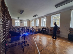 &quot;Odblaskowa szkoła&quot; przeprowadzane prelekcje przez policjantów, występy uczniów oraz wręczanie nagród.