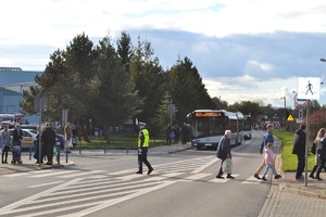 &quot;Policjant ruchu drogowego reguluje ruchem na skrzyżowaniu w rejonie cmentarza&quot;