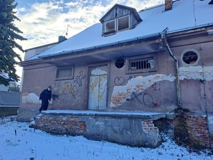 Policjant sprawdzający pustostan