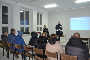 Debata społeczna. Policjanci wyświetlają prezentacje, a następnie rozmawiają z zaproszonymi gośćmi.