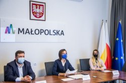 Jury w składzie: pani Marta Malec– Lech - Członek Zarządu Województwa Małopolskiego, pani Ewa Durek – Rzecznik  Prasowy Kuratorium Oświaty w Krakowie, pan Mariusz Bartkowicz – Prezes Zarządu - Redaktor Naczelny Radia Kraków oraz mł. insp. Robert Michalik – Naczelnik Wydziału Prewencji Komendy Wojewódzkiej Policji w Krakowie