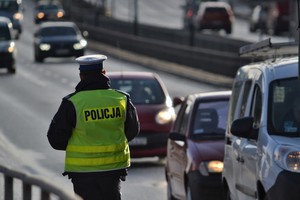 &quot;Policjant ruchu drogowego nadzorujący ruch na drodze.&quot;